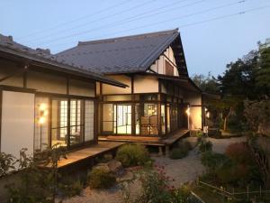 笛吹市Fukurou no Oyado - Vacation STAY 71438v的一座带门廊的小房子和一座带窗户的房子