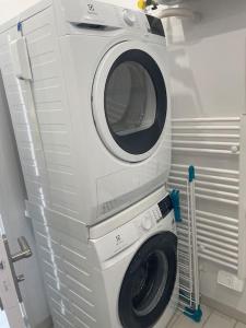 锡富尔勒普拉日"Le 63 aux Charmettes" Au Brusc Vue Mer Parking Wifi etc inclus的洗衣房内的洗衣机和烘干机