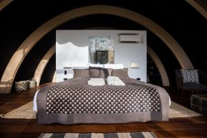 HuldenbergLuxury Glamping Room8 a private hideaway from Brussels的一间卧室,卧室内配有一张大床