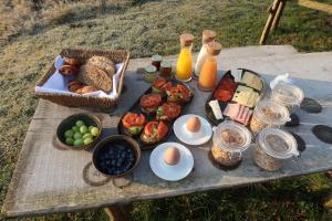 HuldenbergLuxury Glamping Room8 a private hideaway from Brussels的一张野餐桌,上面放着一盘食物和饮料