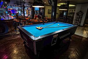 卡塔海滩小美人鱼宾馆及餐厅的酒吧的台球桌,带台球桌