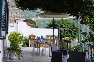 切尔诺比奥F&F vista Lago的庭院配有遮阳伞和桌椅。