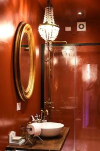 切尔诺比奥F&F vista Lago的一间带水槽和镜子的浴室