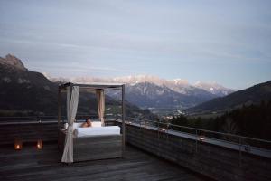莱奥冈霍兹特尔弗斯托法姆酒店的躺在山景阳台上床的人