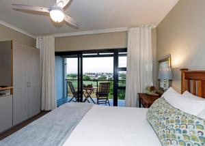 兰格班Le Mahi Guest House的一间卧室设有一张床和一个滑动玻璃门