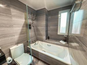 马贝拉马贝拉高地精品酒店的一间带卫生间和浴缸的浴室