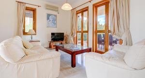 库克里亚2 bedroom Villa Oleander with private pool and garden, Aphrodite Hills Resort的客厅配有2张白色沙发和1张咖啡桌