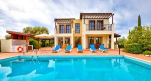 库克里亚2 bedroom Villa Oleander with private pool and garden, Aphrodite Hills Resort的别墅前设有游泳池