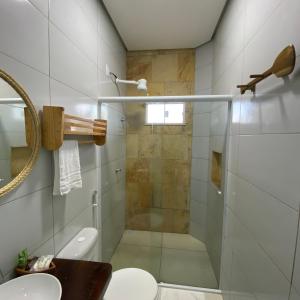 图托亚Pousada Delta Village的带淋浴、卫生间和盥洗盆的浴室