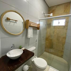 图托亚Pousada Delta Village的浴室配有卫生间、盥洗盆和淋浴。