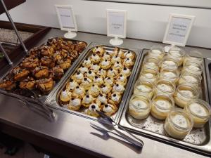 珍珠市斯洛特法卡斯马里酒店的包括糕点和其他食物的自助餐