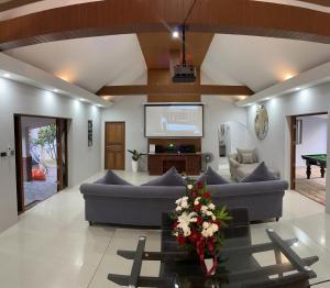 农布Pool Villas by Honey-5 miles from central Pattaya Beach的客厅配有两张沙发和一台电视机