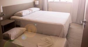 萨利诺波利斯SALINAS PARK RESORT的小型客房设有两张单人床和窗户。