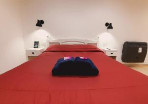 埃尔卡拉法特Disfruta Mucho !!!的一间卧室配有红色的床和红色毯子