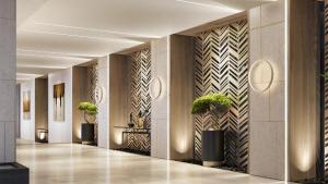 阿可贺巴Holiday Inn & Suites - Al Khobar, an IHG Hotel的大堂的墙上挂着盆栽植物