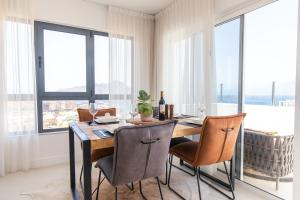 明德卢Penthouse with jacuzzi and sea view, Morabeza Deluxe的一间带桌椅和窗户的用餐室