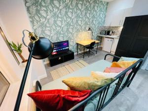 伦敦Hackney Studios by Sleepy的客房设有一张床和一张带台灯的书桌