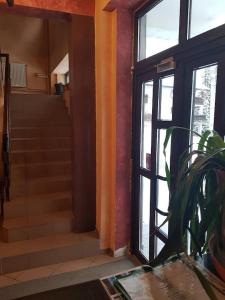普雷代亚尔Vila Predeal Holidays的通往房屋的入口,设有门和楼梯