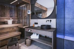 卡普伦Margarethenstein Boutique Hotel的一间带水槽和镜子的浴室