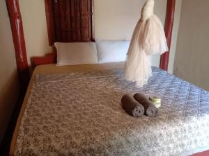 东德岛Ning Ning Bungalow的一间卧室配有一张床,上面有两条毛巾