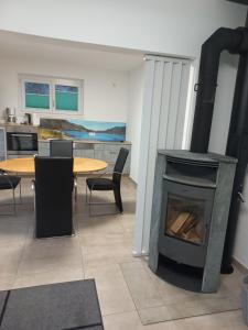奥西亚歇尔湖畔施泰因多夫Ferienhaus Silja的客厅设有壁炉和桌子