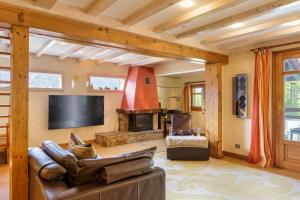 里雾诗Chalet Galadhrim Chamonix Mont Blanc Valley的带沙发和壁炉的客厅