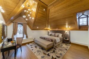 辛特拉Sintra Marmòris Camélia的一间卧室设有一张床和木制天花板