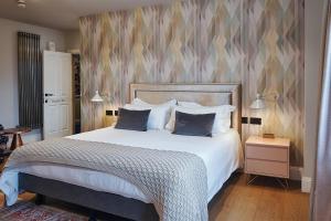 伦敦The Brownswood的一间卧室配有一张大床和两个枕头