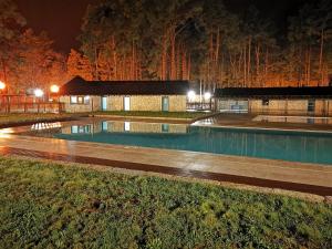Alvão Village & Camping的一座游泳池,在晚上在建筑物前