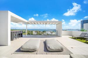 迈阿密Nomada Destination Residences - Quadro的一座建筑屋顶上带两个枕头的庭院