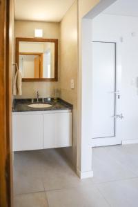 圣达菲Departamento de un dormitorio - JUJUY的一间带水槽和镜子的浴室