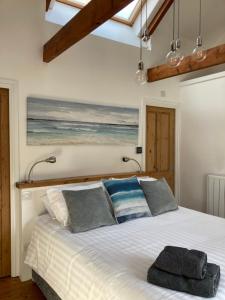 梅瓦吉西Finest Retreats - Backlet Cottage - Mevagissey Cottage Sleeps 4的一间卧室配有一张床,上面有两条毛巾