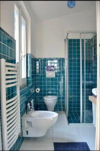 马戈马达斯皮斯齐纳别墅酒店的蓝色瓷砖浴室设有水槽和卫生间