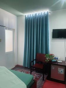 富国Nhà nghỉ Phương Dung的卧室配有床、椅子和窗户。