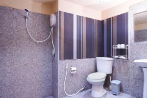 Ban Bo HanGuesthouse Phuket Airport的浴室配有卫生间、盥洗盆和淋浴。