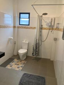 蔻立Oneandaman Resort的带淋浴和卫生间的浴室。