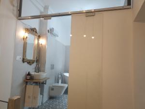 苏埃罗斯EL HECHIZO DEL BAILÓN的带淋浴、卫生间和盥洗盆的浴室