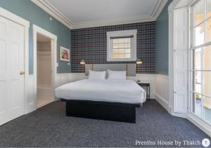 剑桥Prentiss House by Thatch的一间卧室,卧室内配有一张大床