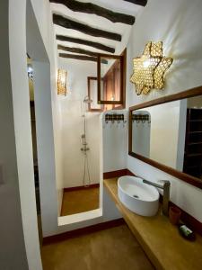 南威Zuzanu house的一间带水槽和镜子的浴室