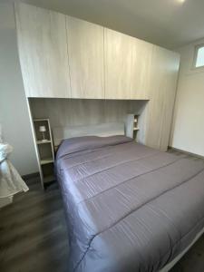 卡萨莱蒙费拉托Casale City的一间卧室配有一张木墙床