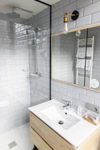 坎普罗东Hotel Cims de Camprodon的一间带水槽和镜子的浴室