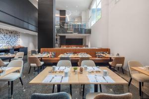 阿尔考本达斯欧洲之星格兰马德里酒店的一间带桌椅的餐厅和一间用餐室