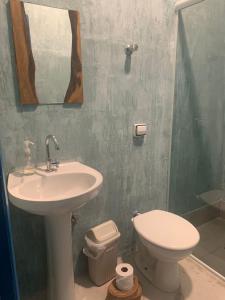 乌巴图巴A casa di Maria的一间带水槽和卫生间的浴室