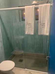 乌巴图巴A casa di Maria的带淋浴、卫生间和毛巾的浴室