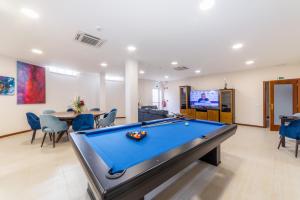 瓦戈斯Boa Vida Alojamentos的客厅设有一张台球桌,配有电视。