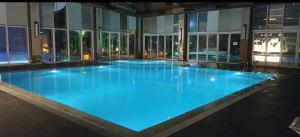 伊斯坦布尔SBK HOTEL的一座大楼里的一个大型游泳池
