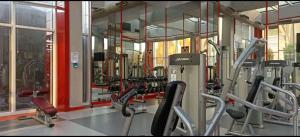 伊斯坦布尔SBK HOTEL的健身房里放着许多有氧器材