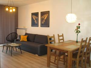 比亚韦斯托克4You Apartament的客厅配有沙发和桌子
