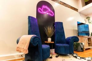 诺克斯维尔Jolene's Hideout的一间设有两张蓝色椅子和冲浪板的房间
