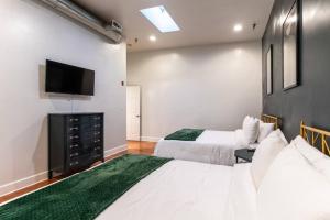 诺克斯维尔Jolene's Hideout的一间卧室配有两张床和一台平面电视